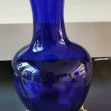 Corolle shaped vase in blown Art glass/Arte Murano Kristall Mery. Cobalt blue on a silver metal-look floral base. Dim 26 x 14 cm