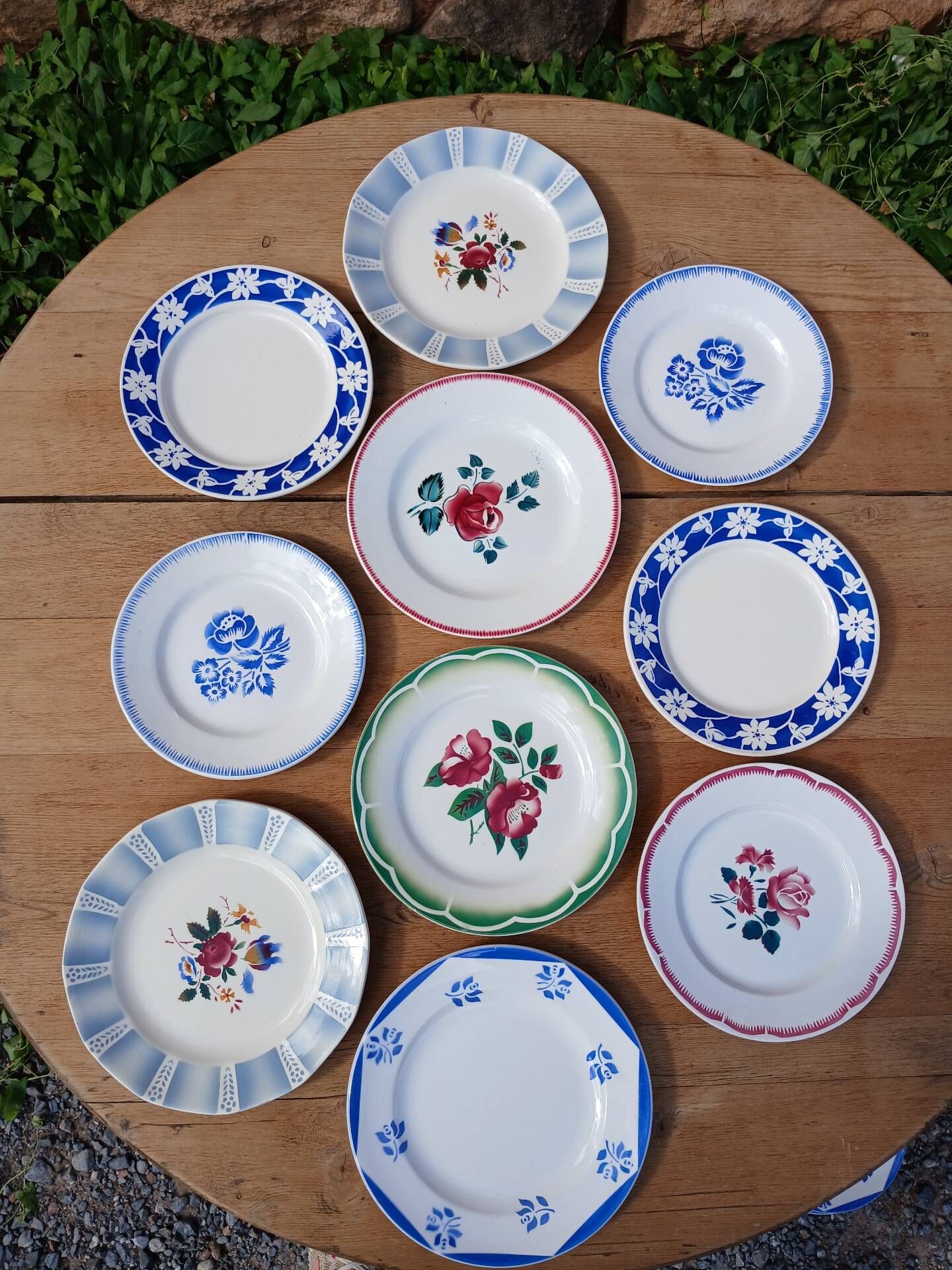 10 assiettes à dessert anciennes dépareillées 