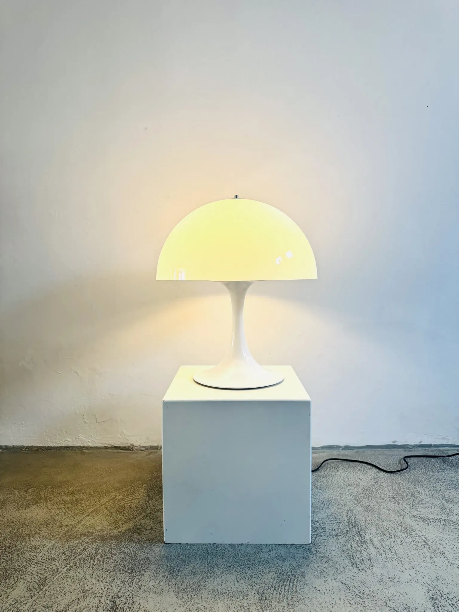 Lampe de table D-2128 par Raak Amsterdam, Pays-Bas, années 1970.