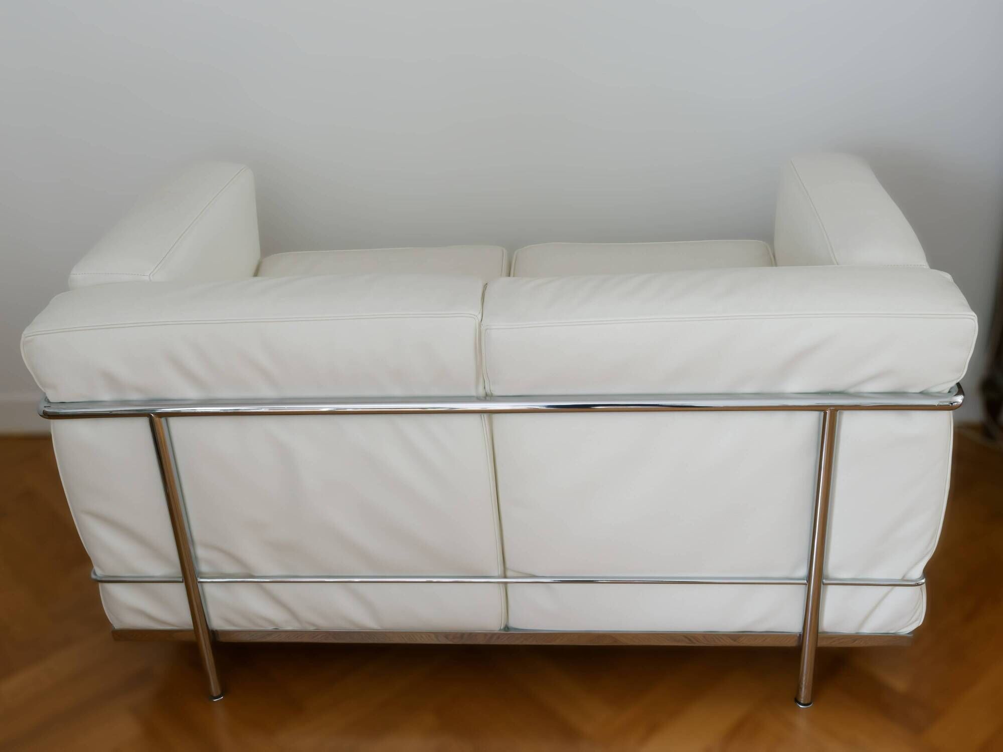 LC2 Le Corbusier 2-seater sofa, white leather, reissue by Cassina, excellent condition.