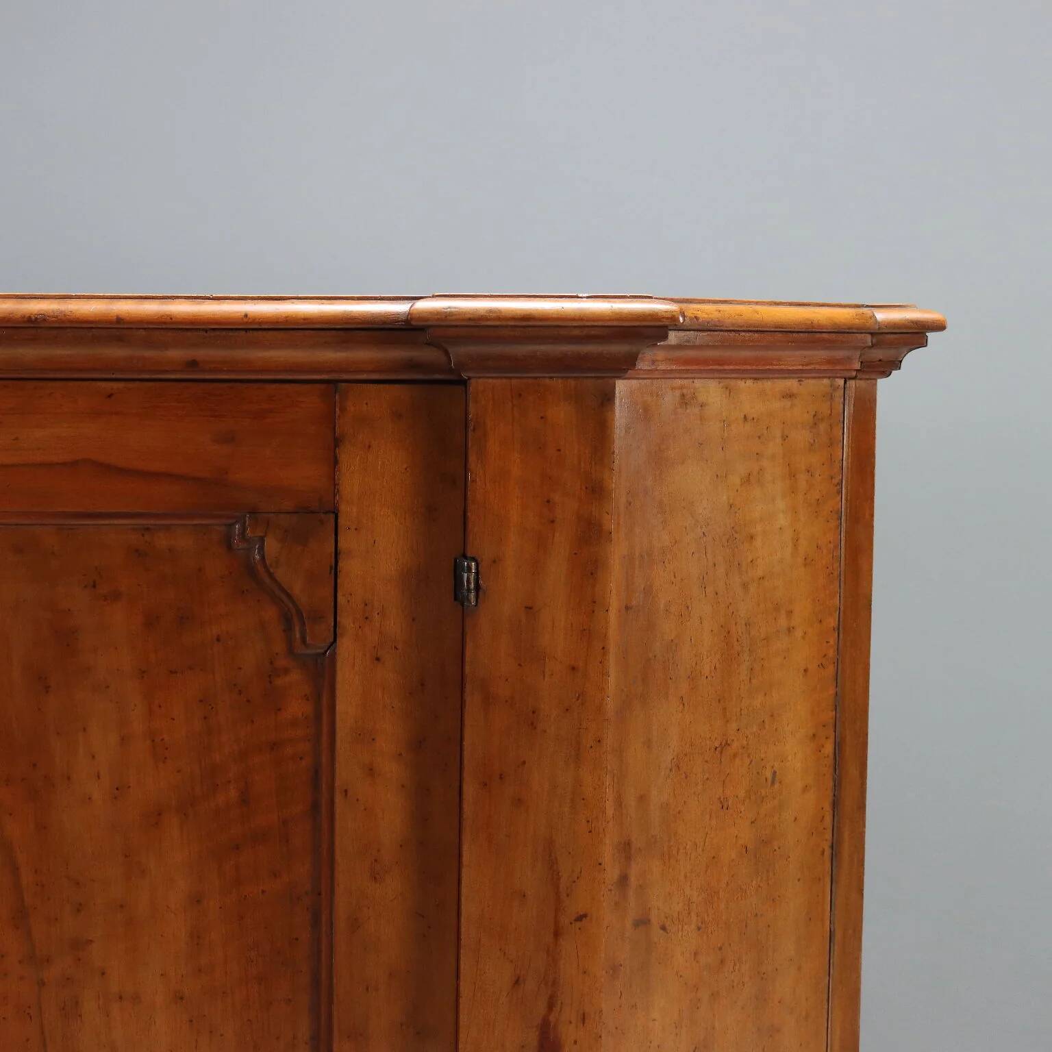 Ancient baroque buffet in walnut, Italy, 18th century