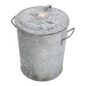 Vintage zinc canning bucket. Can be used as a wastepaper basket. 1940s