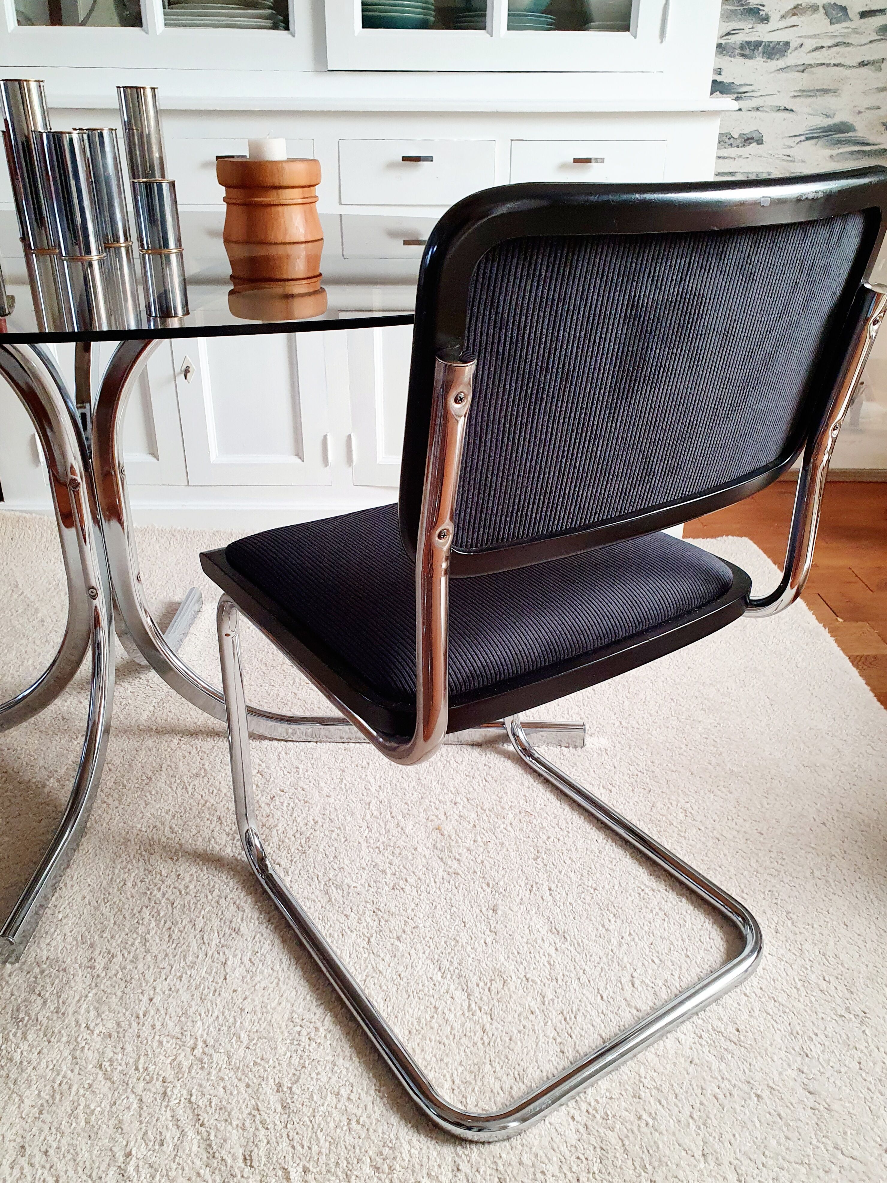 Série de 4 chaises B32 Marcel Breuer en velours côtelé noir