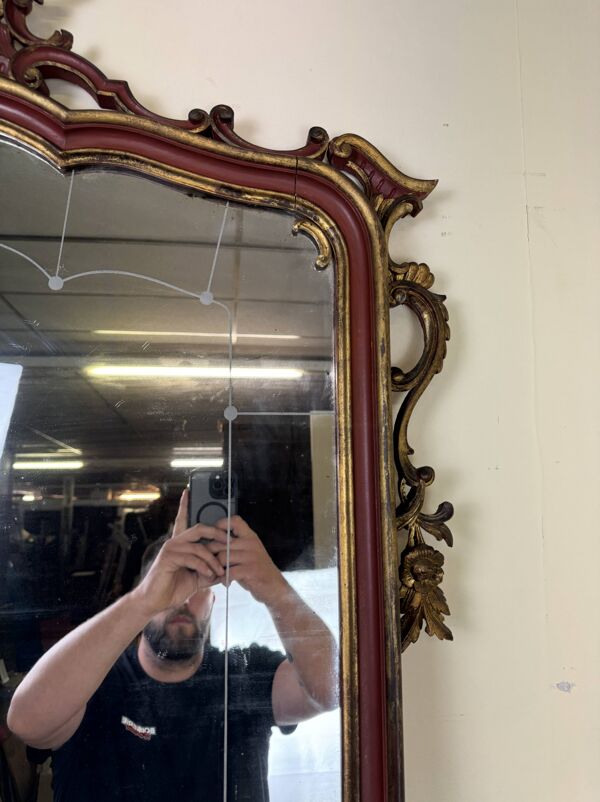 Important miroir Vénitien Baroque de style Louis XV en bois laqué et doré