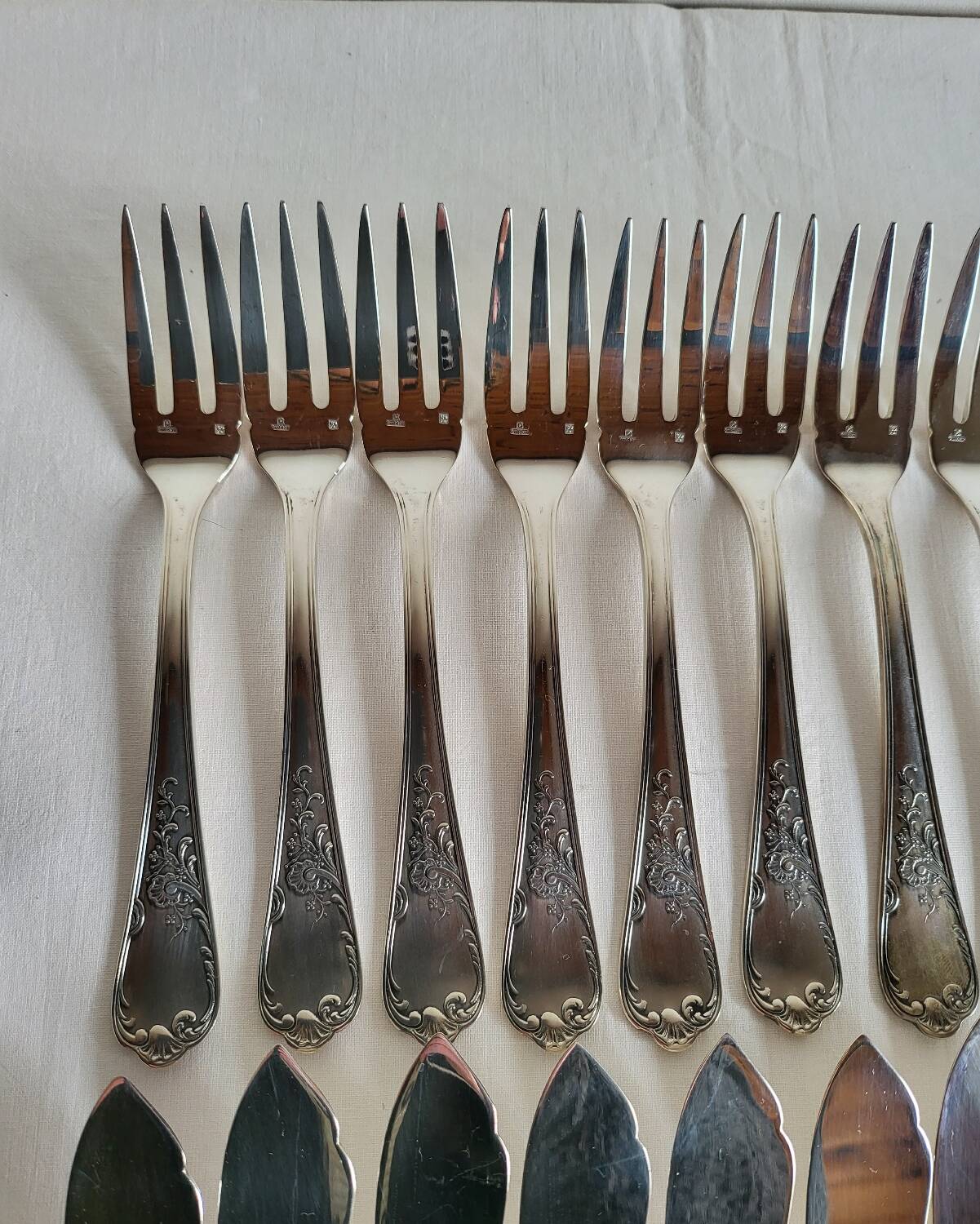 12 silver-plated metal fish cutlery pieces by Guildar, 24 pieces.