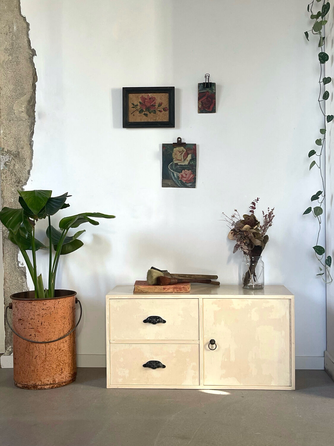 Beige workshop furniture