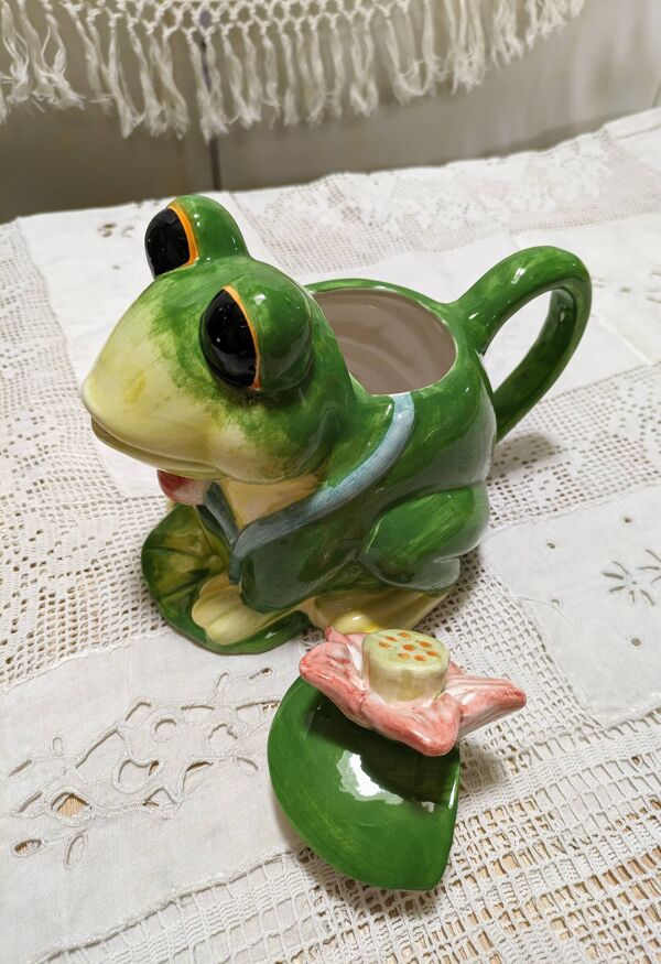 Théiére grenouille en barbotine avec son couvercle fleurs