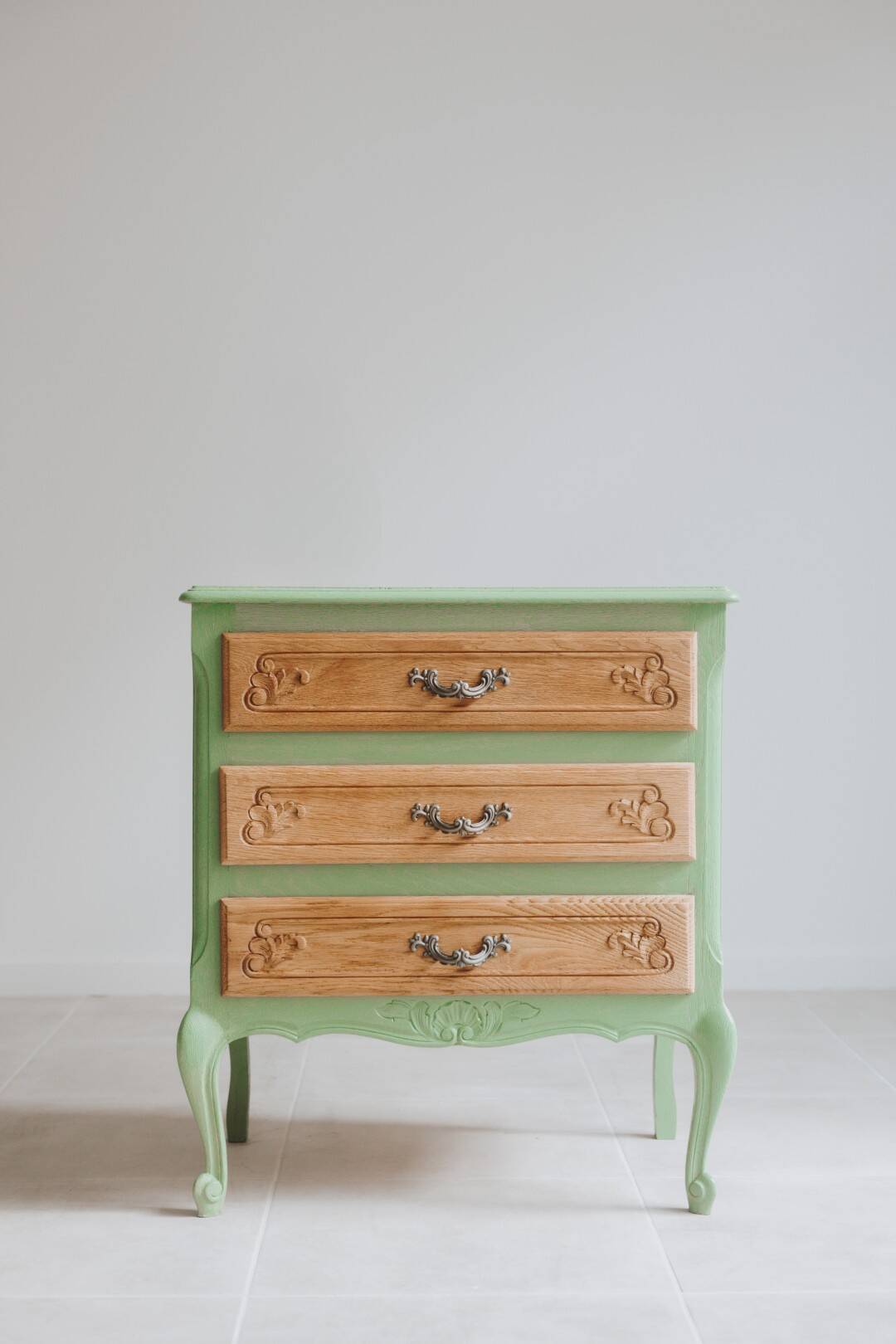 Small green Parisian chest of drawers with 3 drawers in semi-solid oak