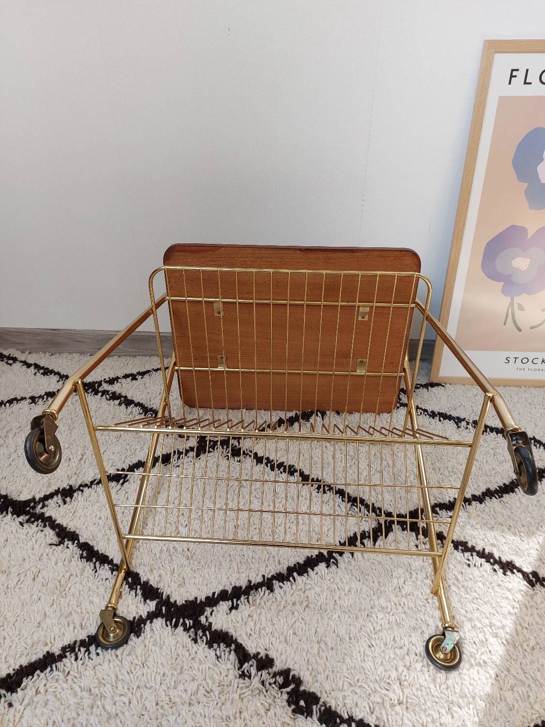 Side table for storing vinyl records