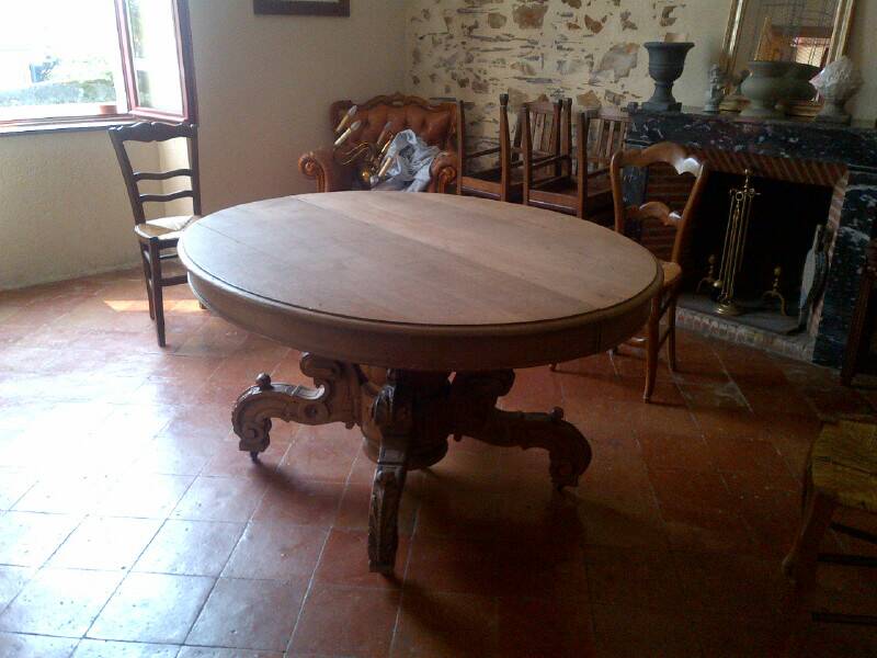 Large antique table in solid oak with a superb carved base.