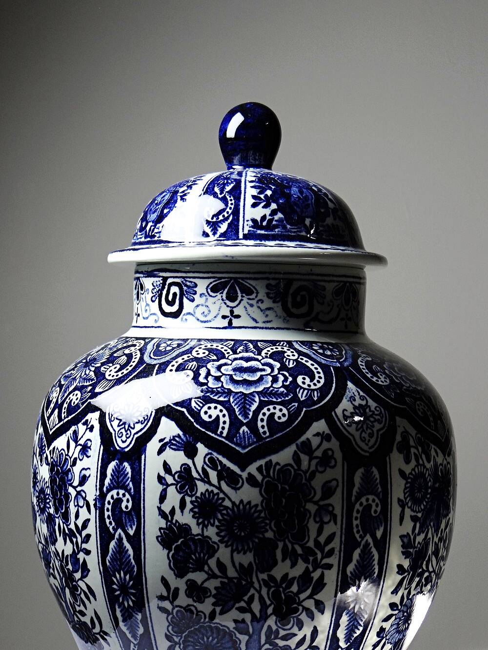 Large covered vase Boch Holland Royal Sphinx in Delft blue earthenware.