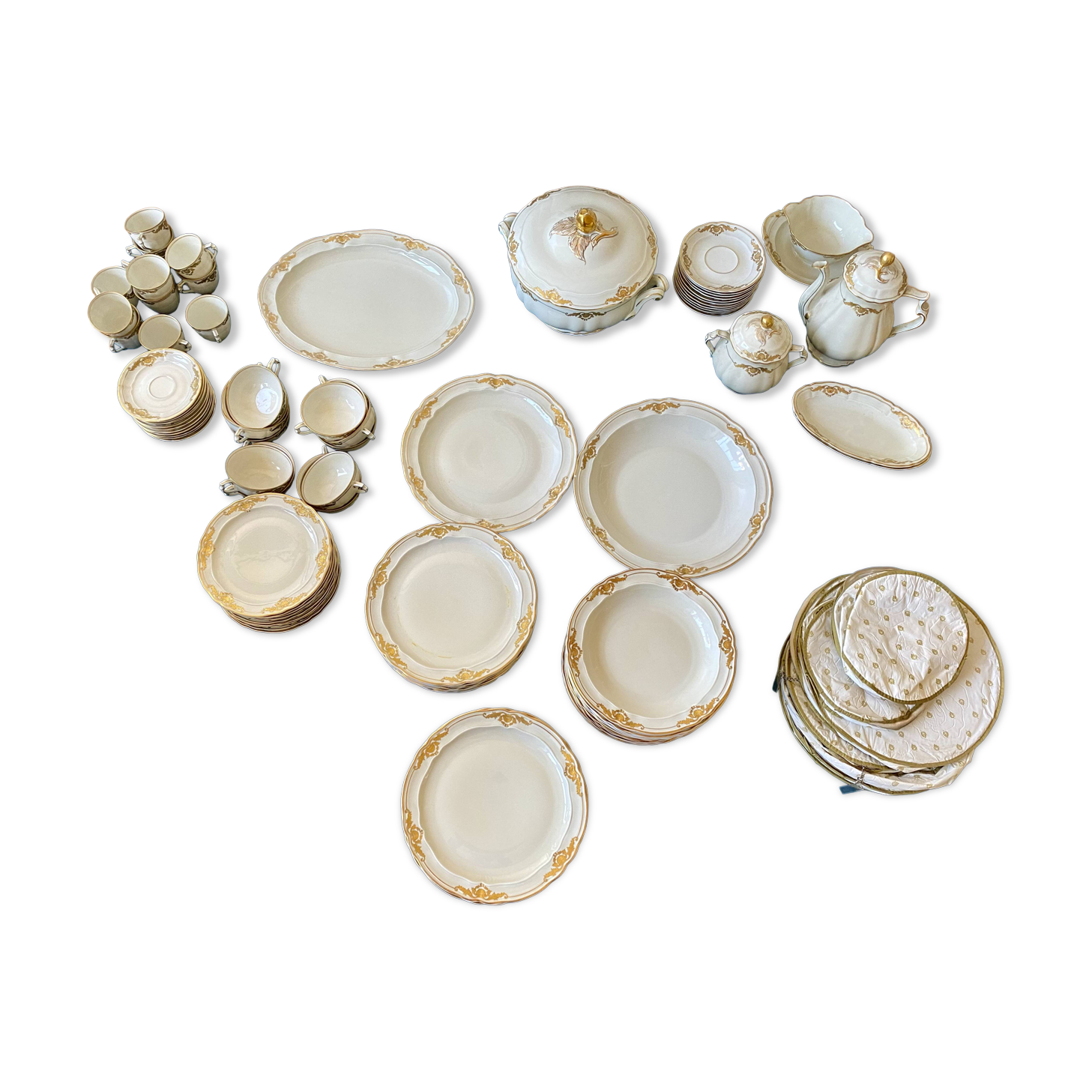 Bernardaud Coquille porcelain service, 96 pieces.