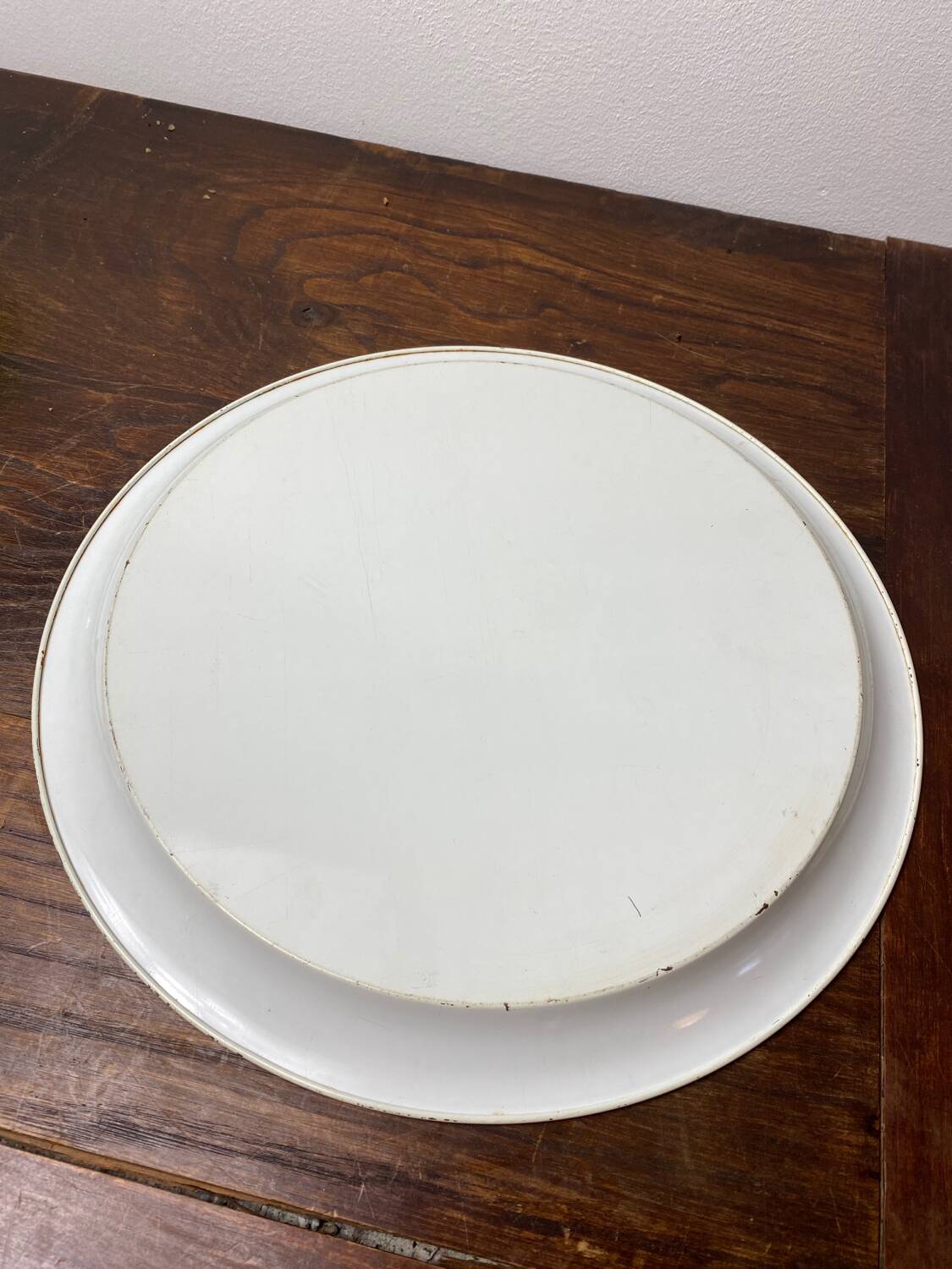 Round metal tray