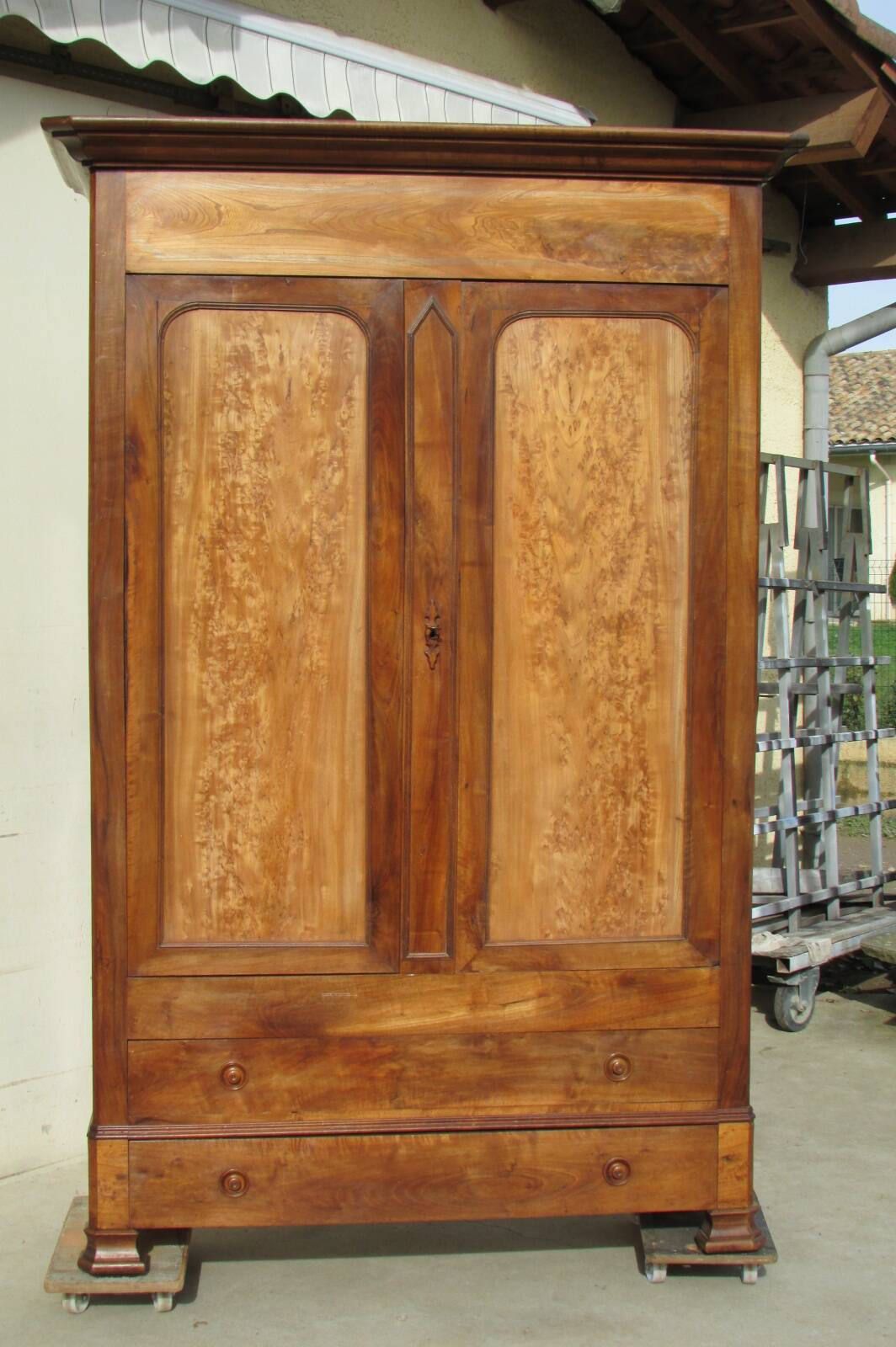Large linen wardrobe in walnut and burl, Louis Philippe