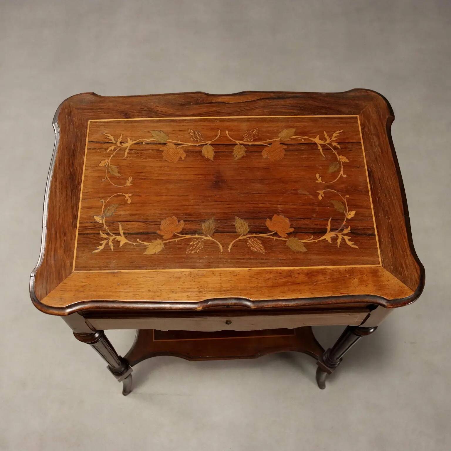 Table ancienne en essences de bois variées, Angleterre, XXe siècle