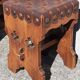 Paire de tabourets brutalistes, assise cuir.