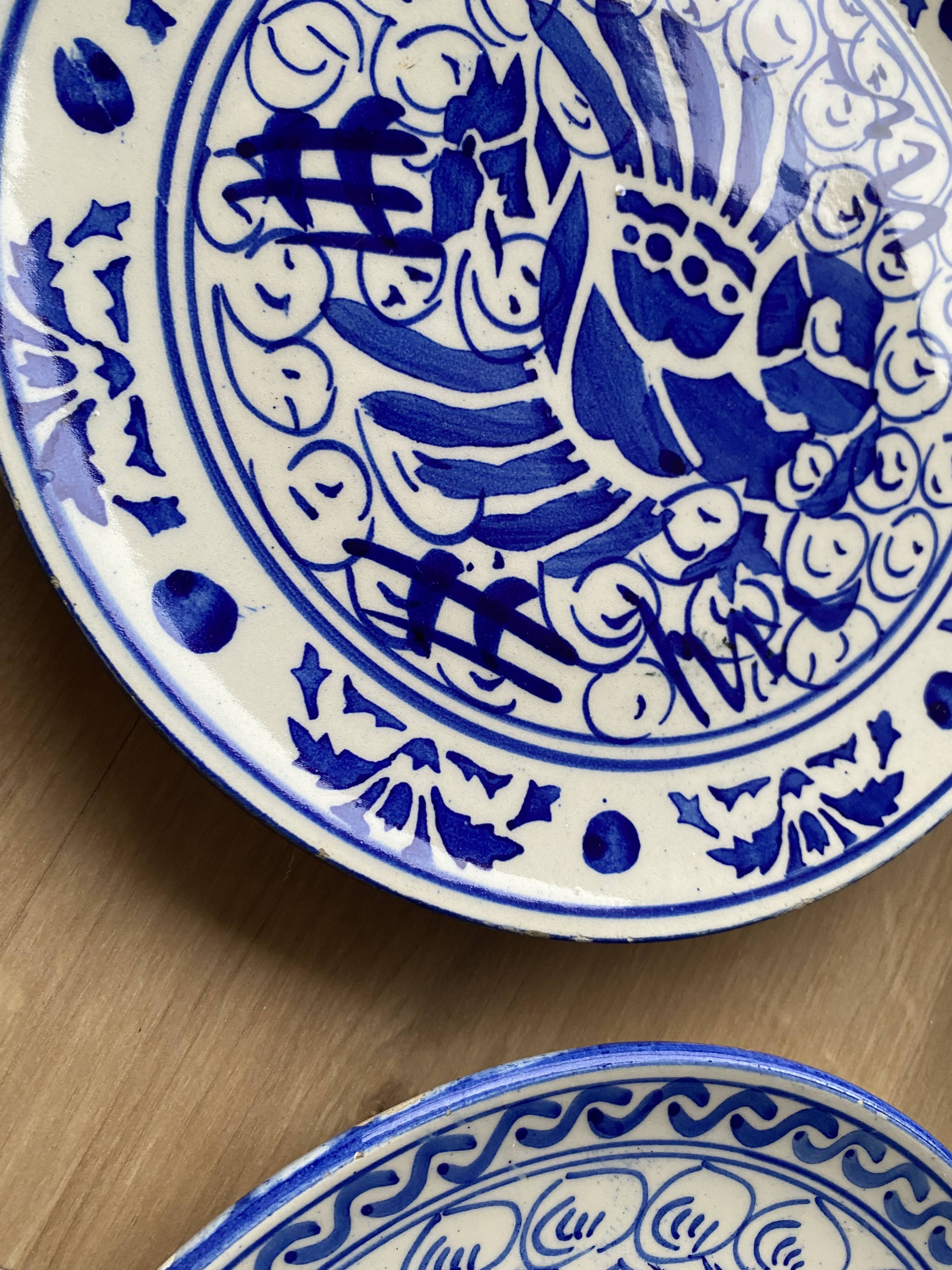 Set of decorative plates