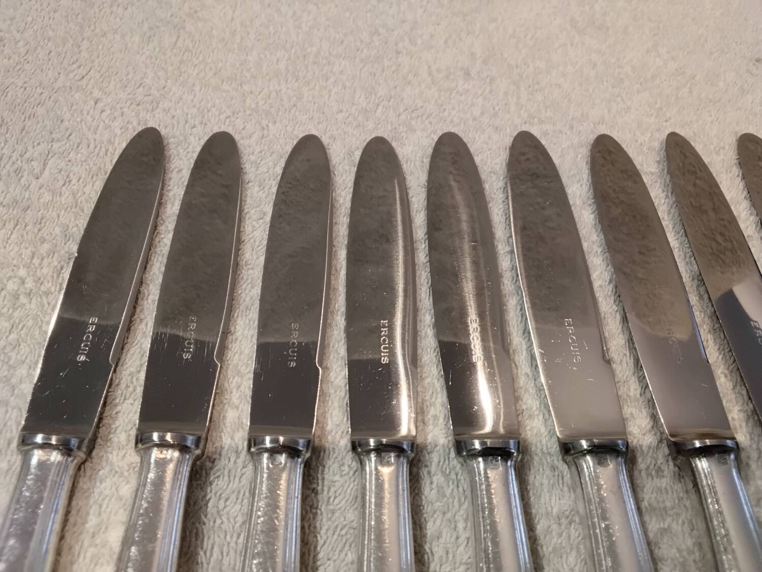12 silver-plated dessert knives by the silversmith Ercuis, Senlis, 20.3 cm.