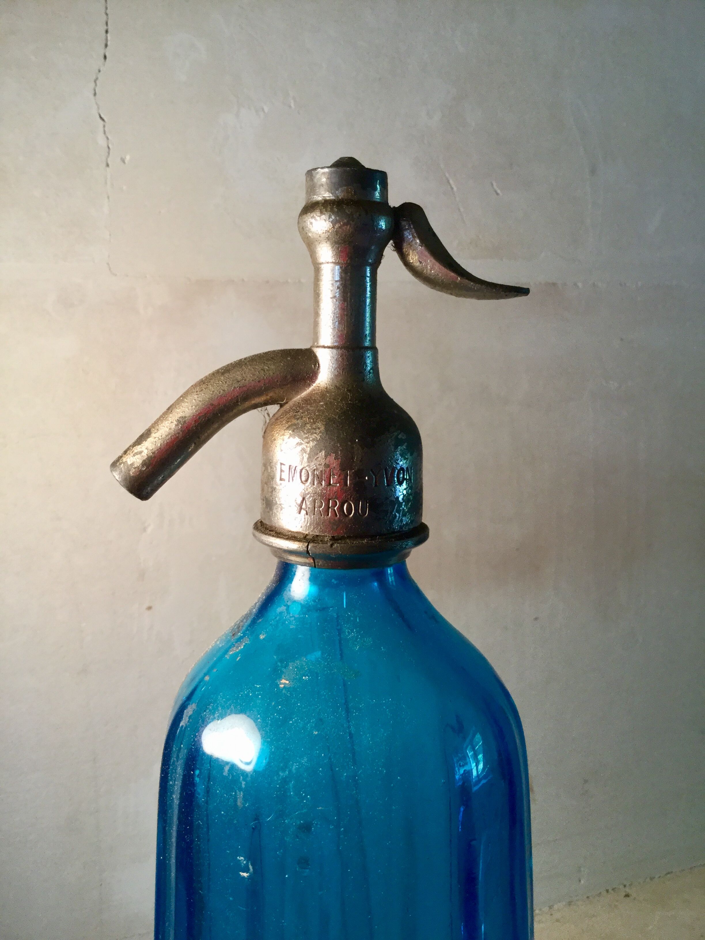 Old siphon blue brasserie Paris