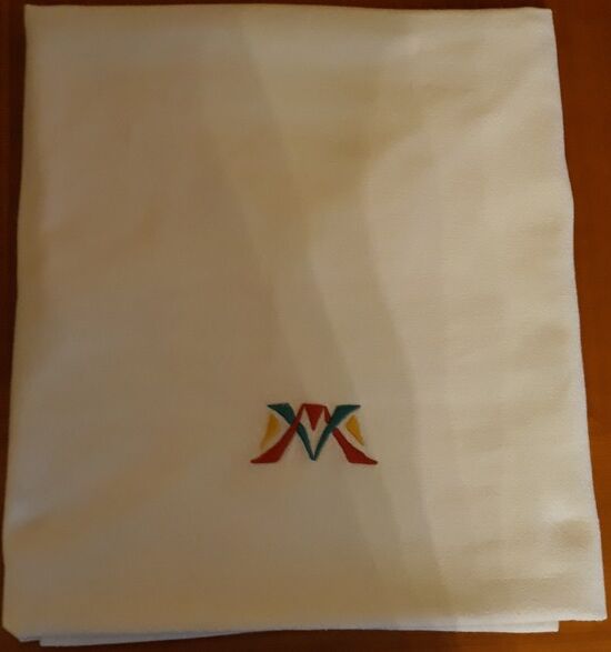 Hand-embroidered tablecloth and its 12 napkins - Encrypted " M V " -80s