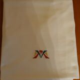 Nappe brodée main et ses 12 serviettes - chiffrée " m v " -années 80