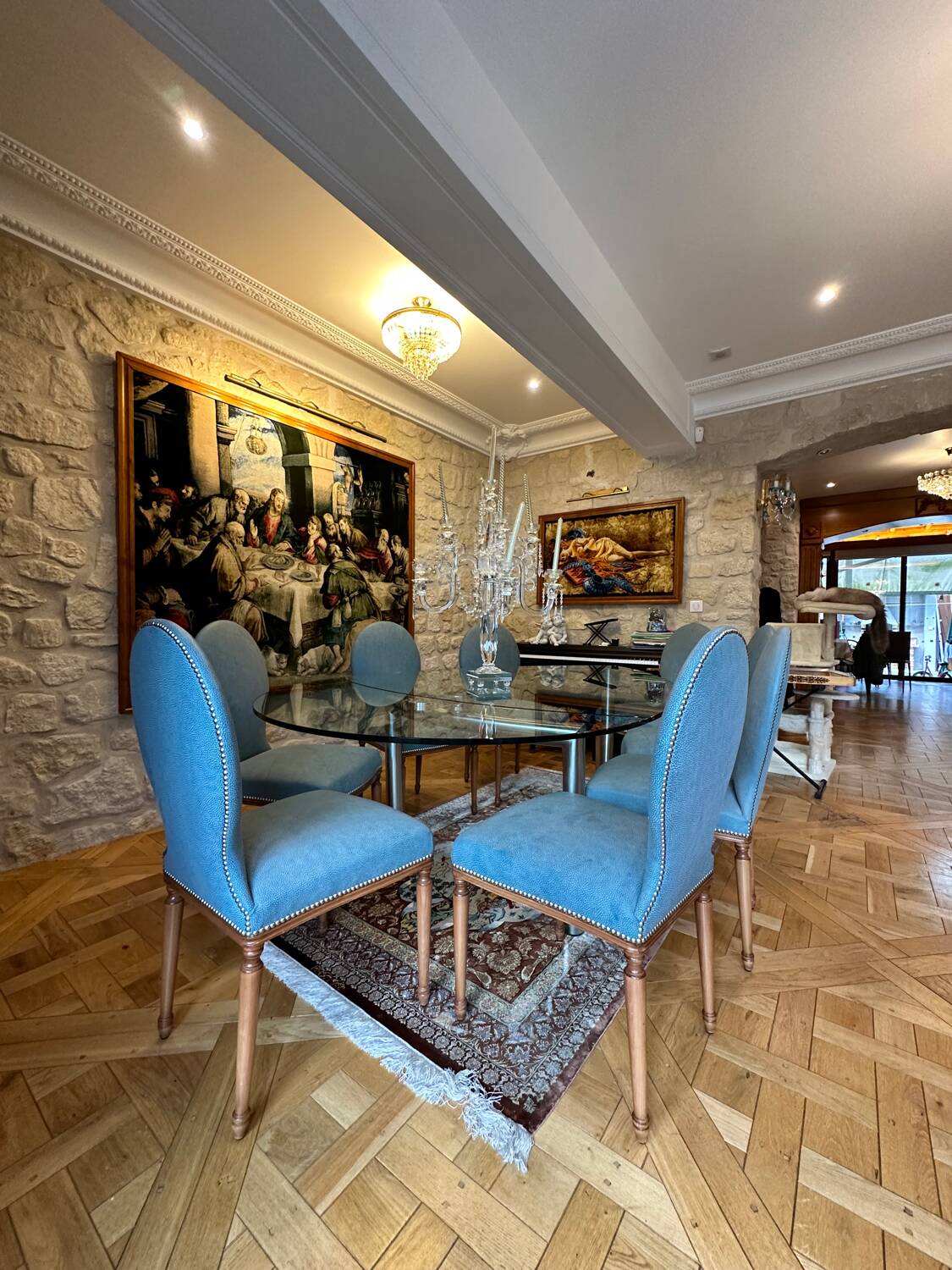 Table ghibli en verre avec 8 chaises parisiennes pieds sabrés roche bobois