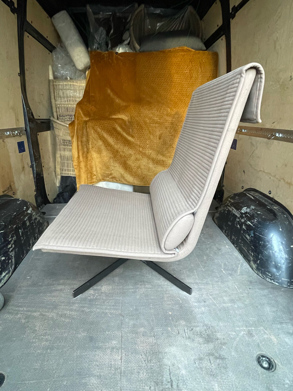 B&B Italia swiveling chair in beige hopsack