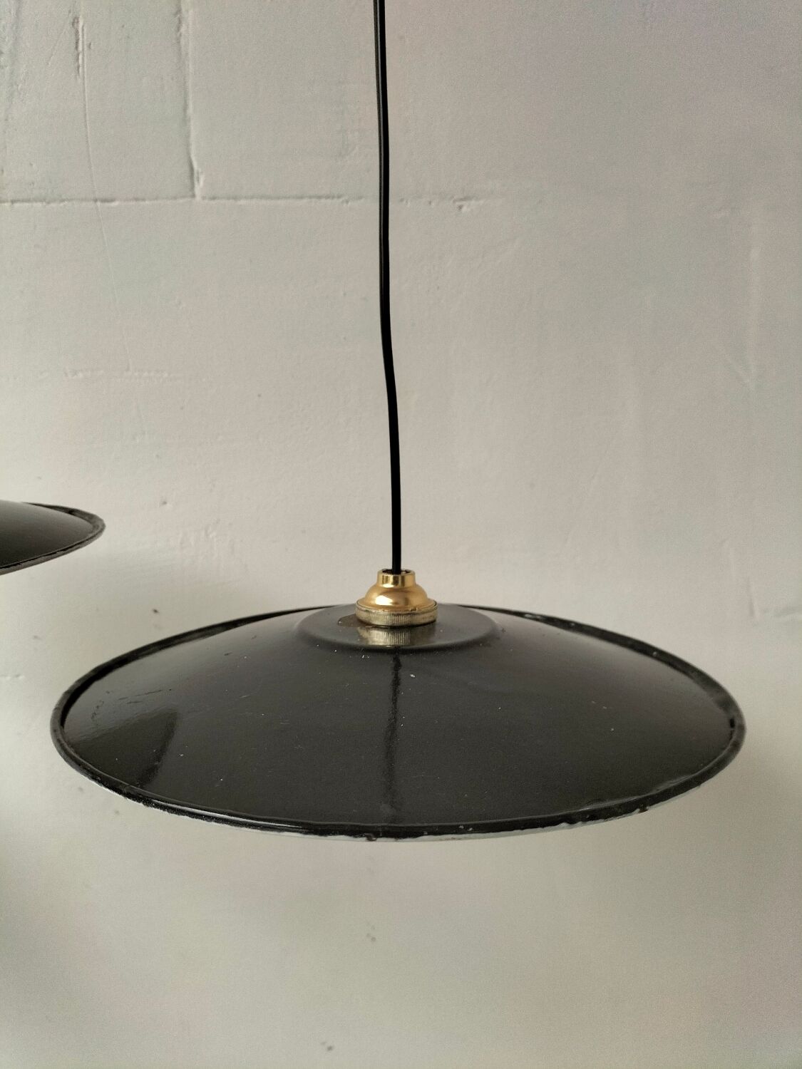 Enamelled sheet metal suspensions