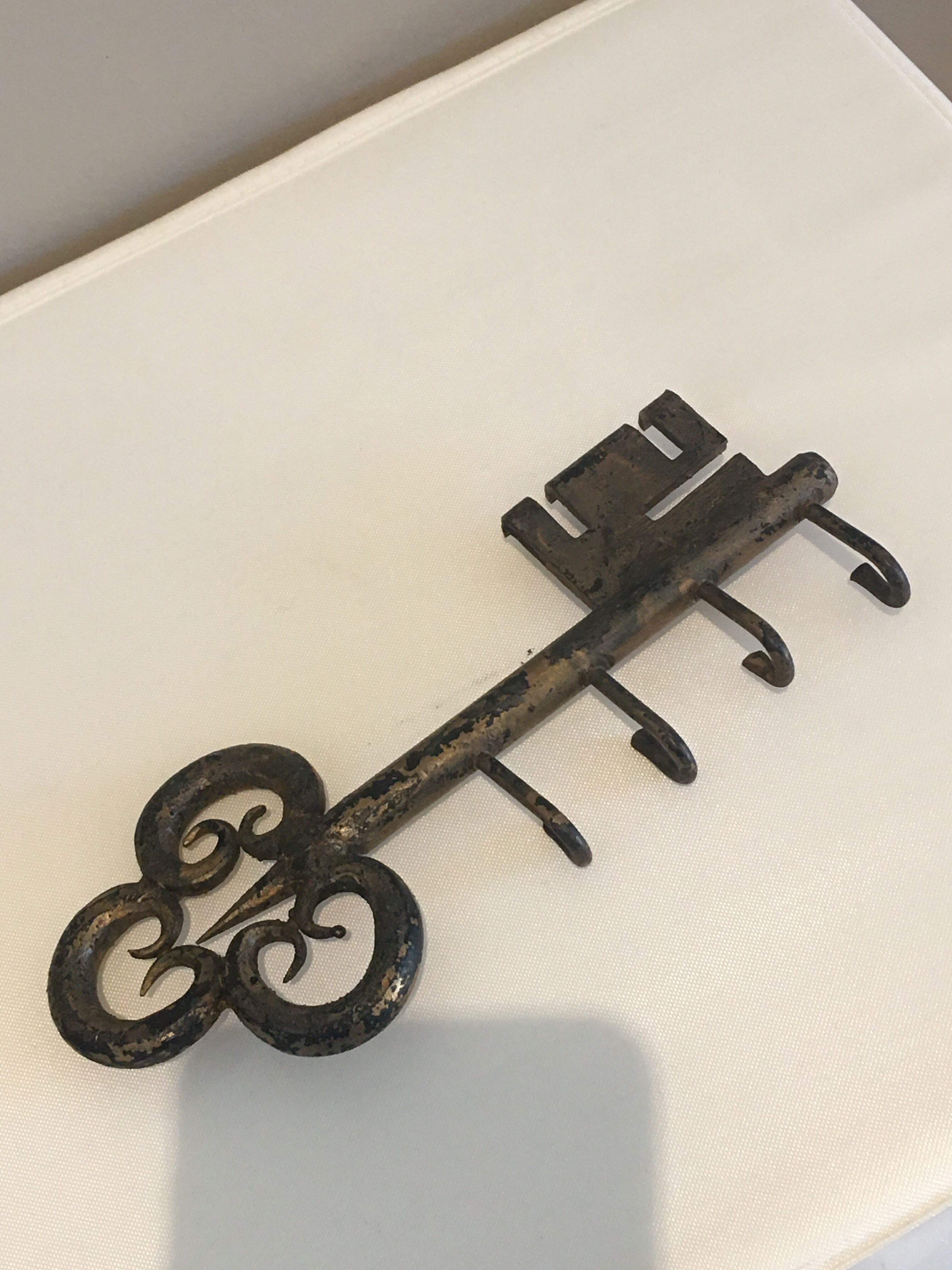 Key shaped patère