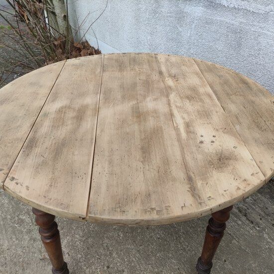 Folding round table