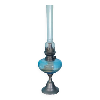 Vintage oil lamp with tin base