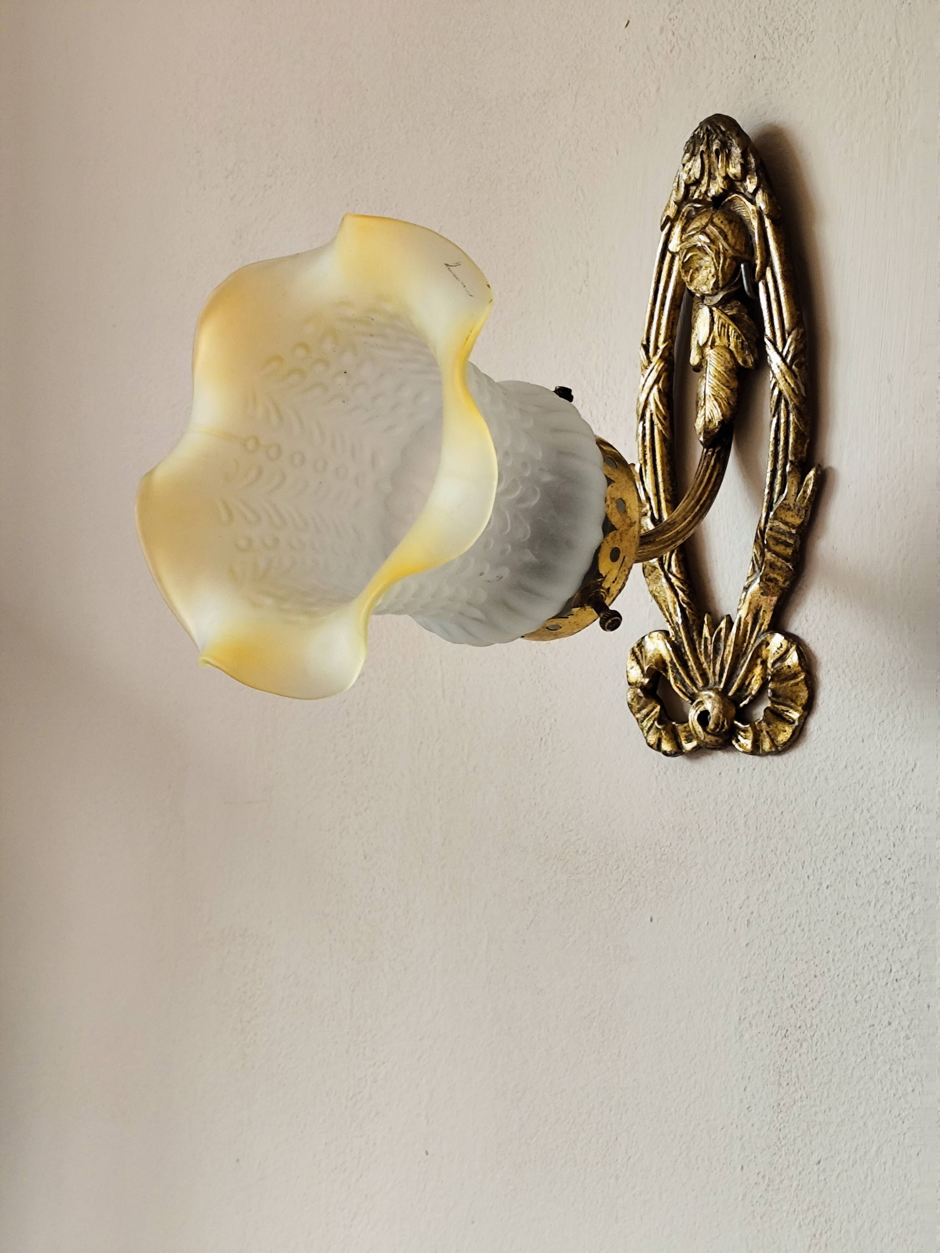Antique wall light in gilded brass and glass tulip