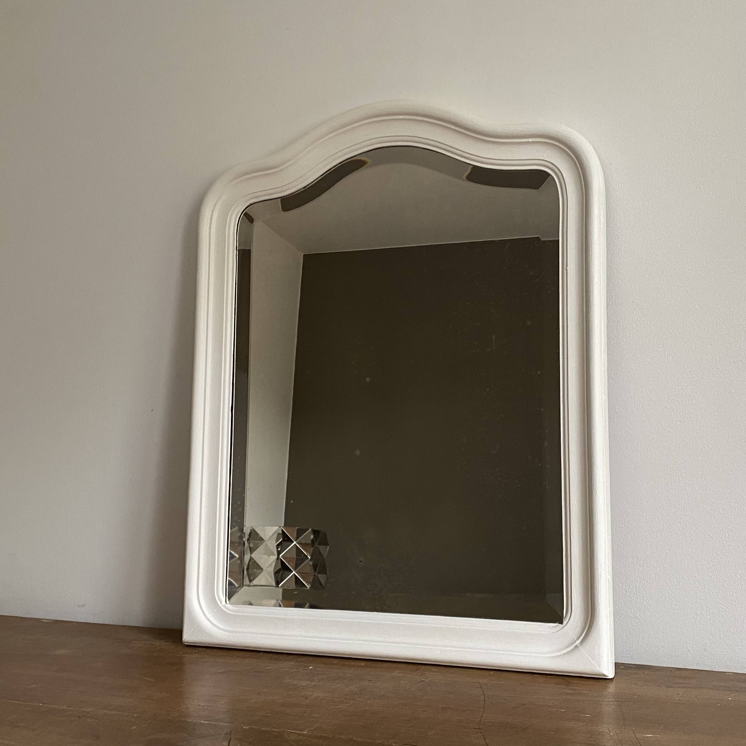 Antique mirror with a gendarme hat shape. White. 72x56.