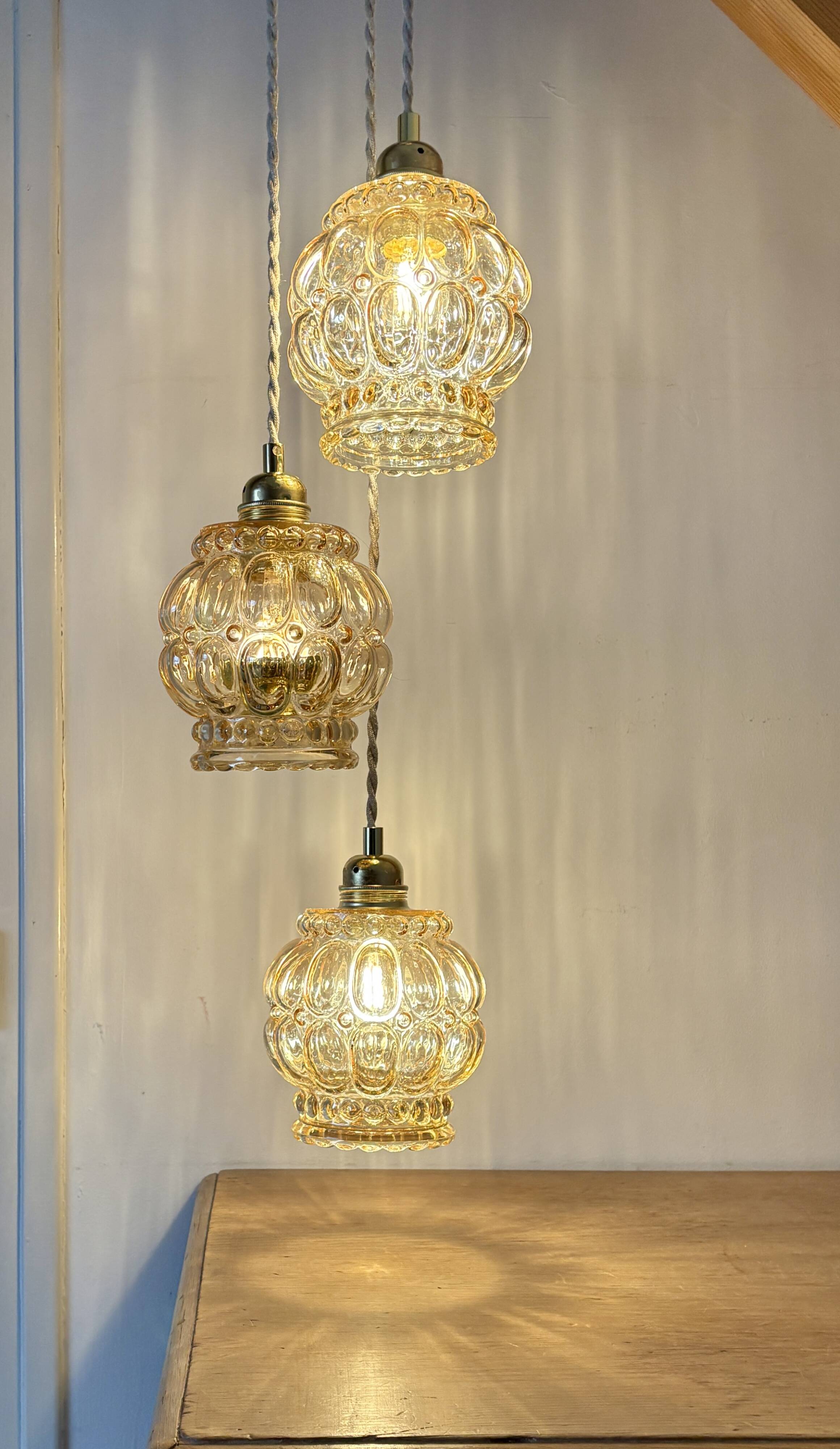 Suspension triple globes vintage en verre ambré bulle