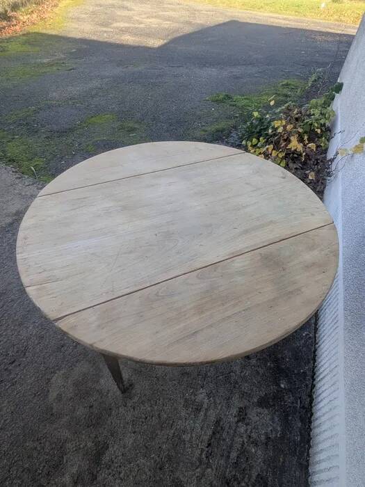Folding round table