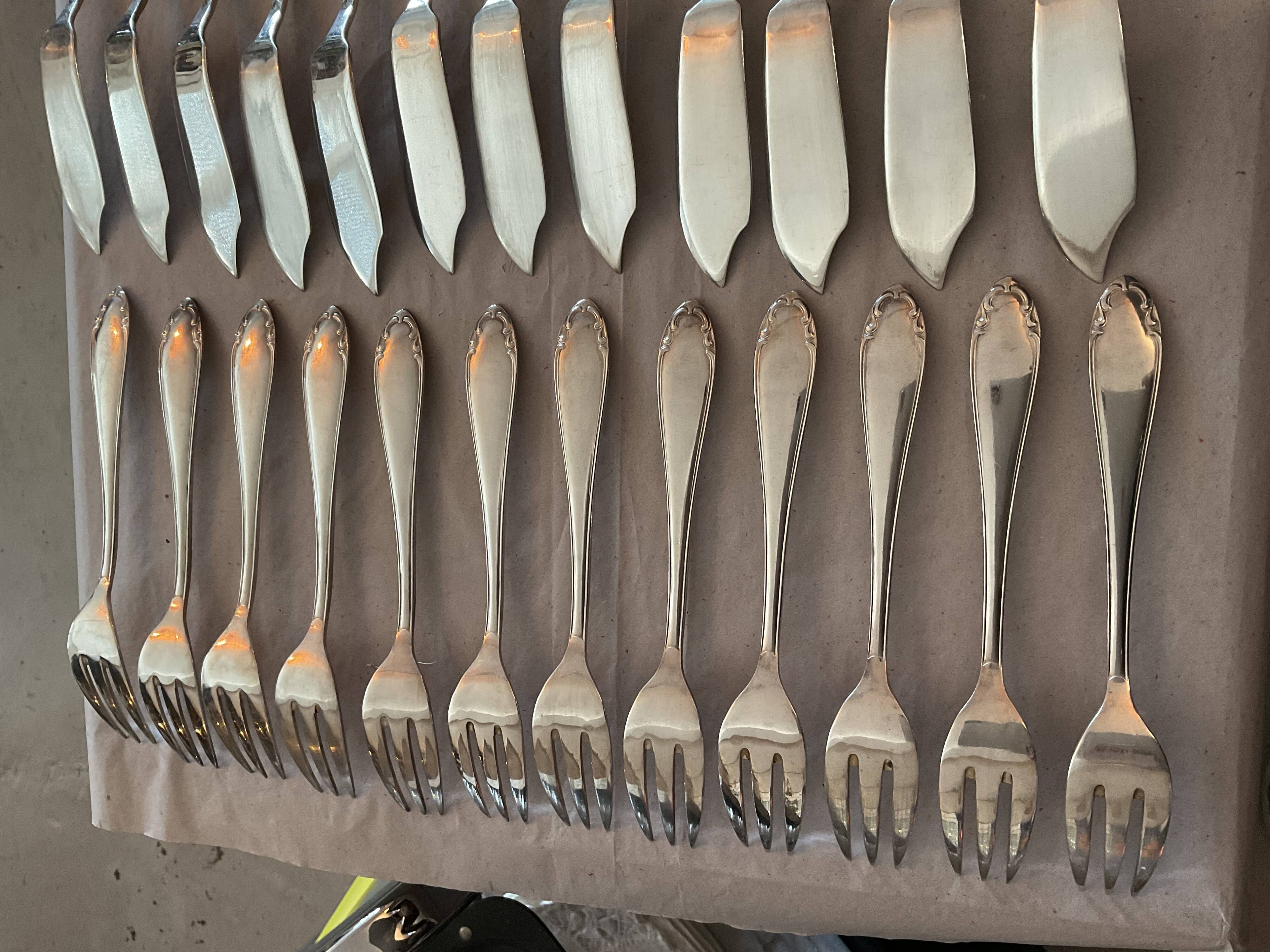 Box 24 cutlery fish .silver metal