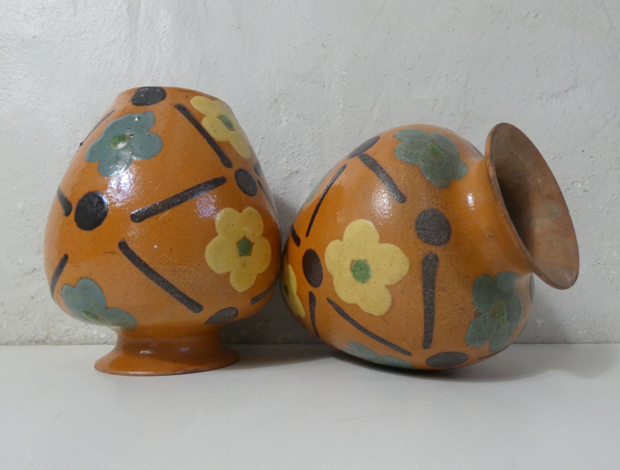 paire de vases en terre cuite vernissée