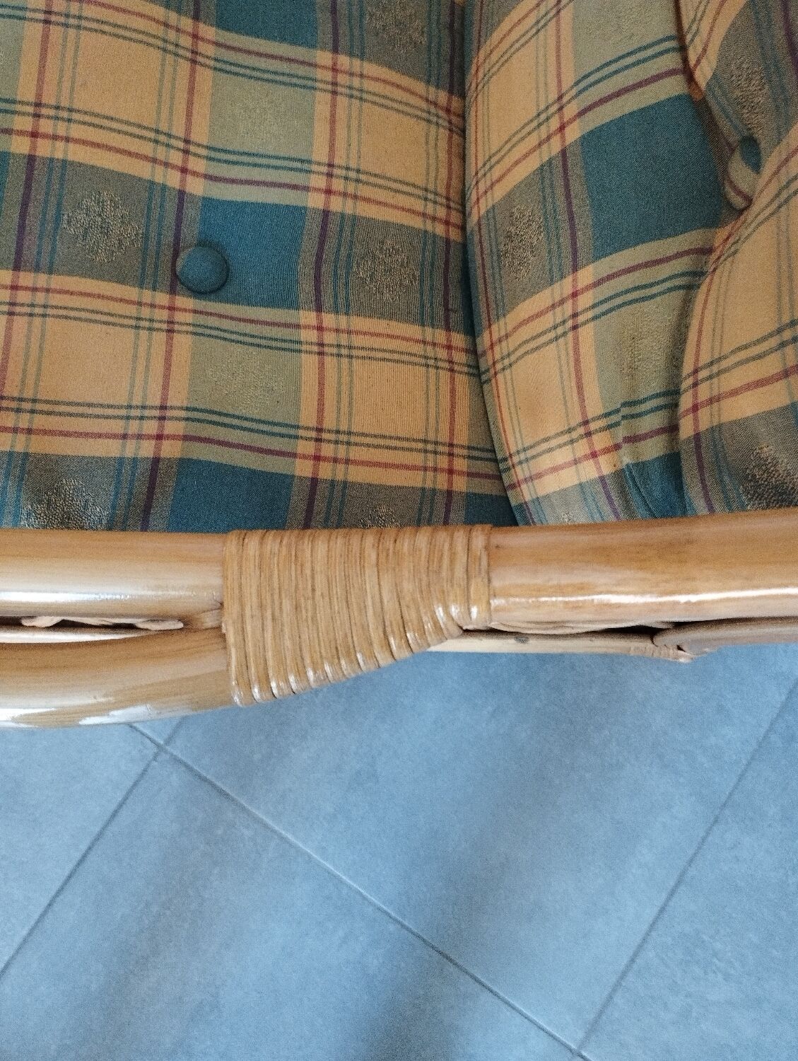 Vintage armchair in bamboo and rattan with a tartan pattern.