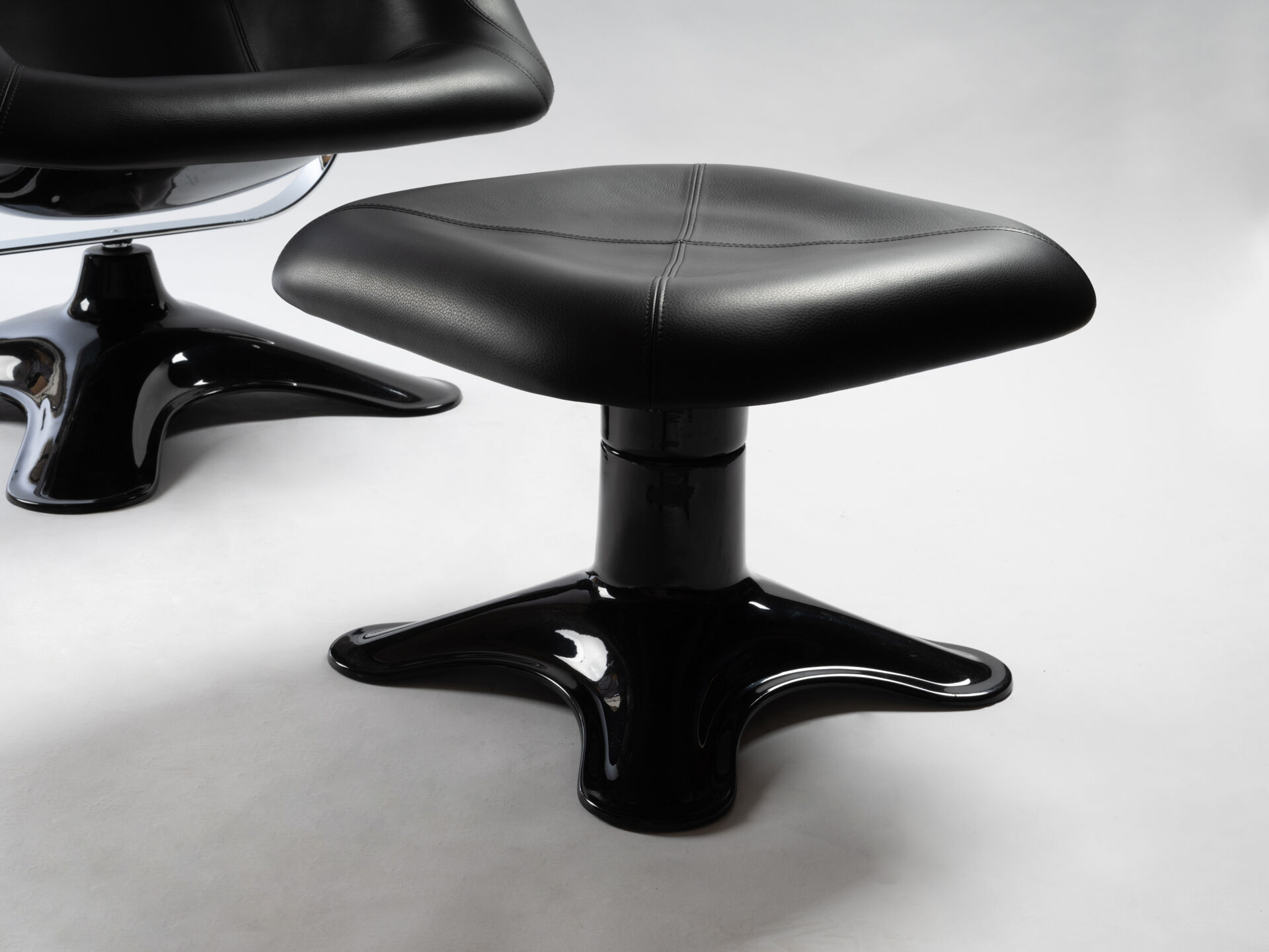 Karuselli chair and his ottoman by Yrjo Kukkapuro
