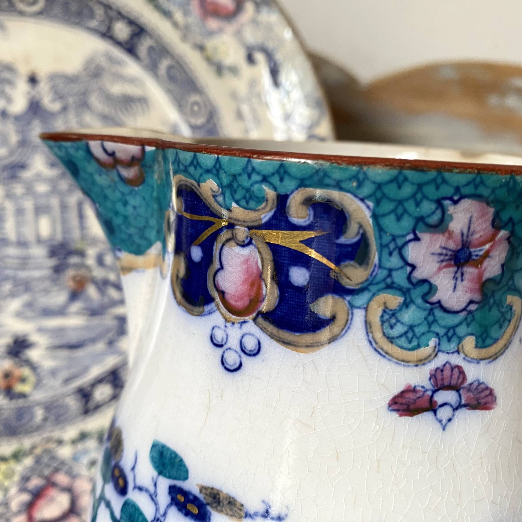 Pichet ancien Sarreguemines polychrome décor Assie