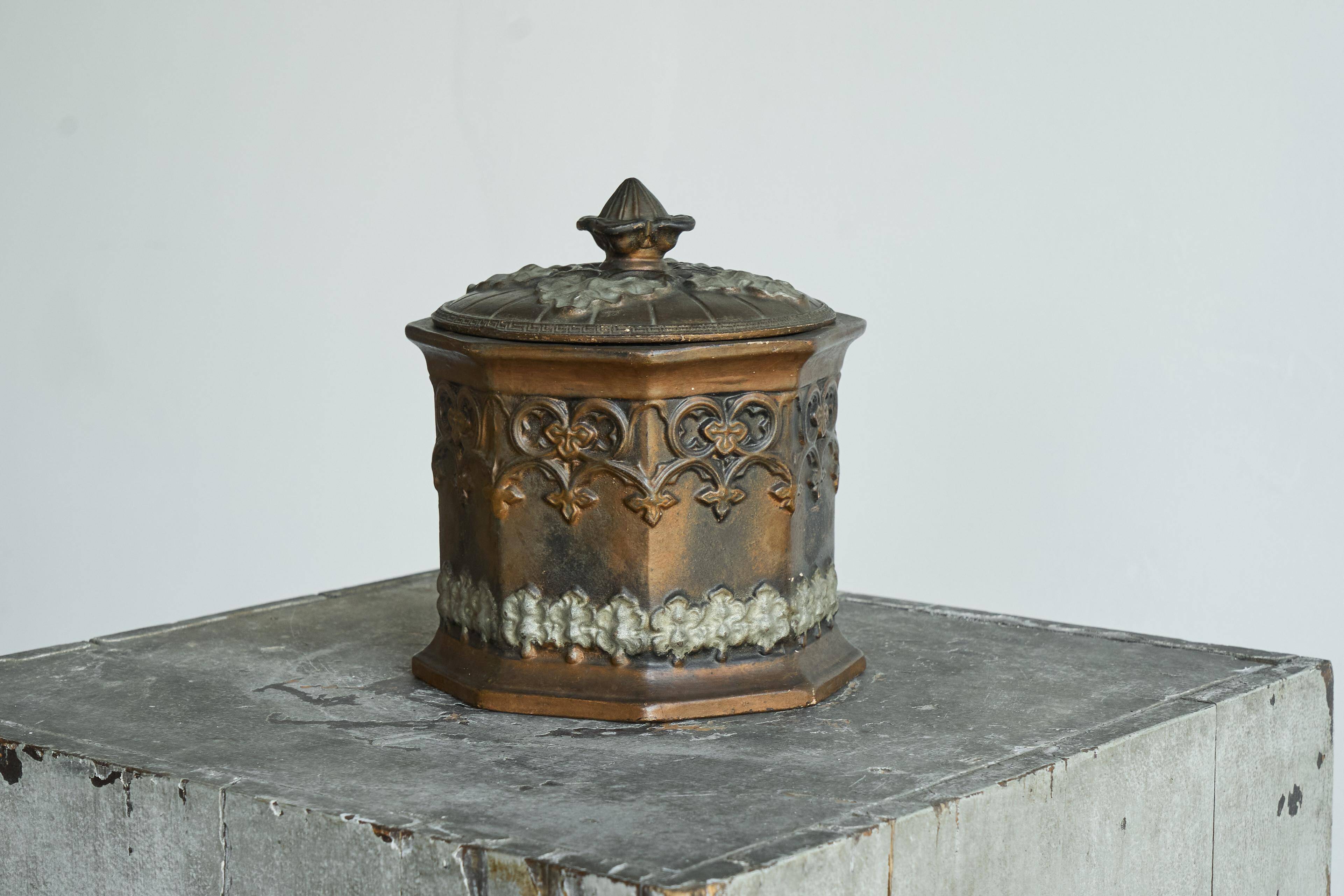 Pot à tabac ancien style néogothique XIXe siècle
