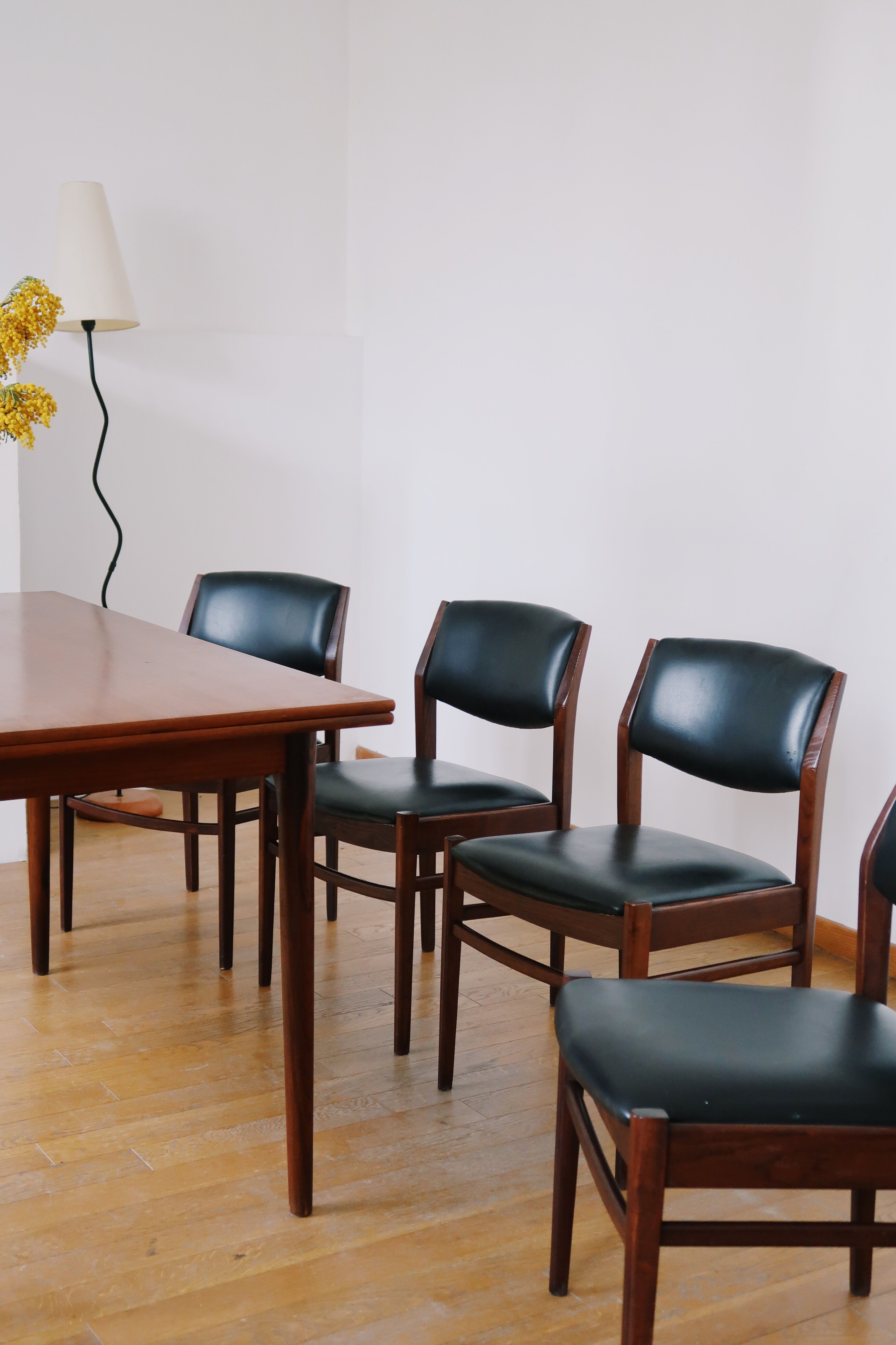 4 Scandinavian chairs skaï black