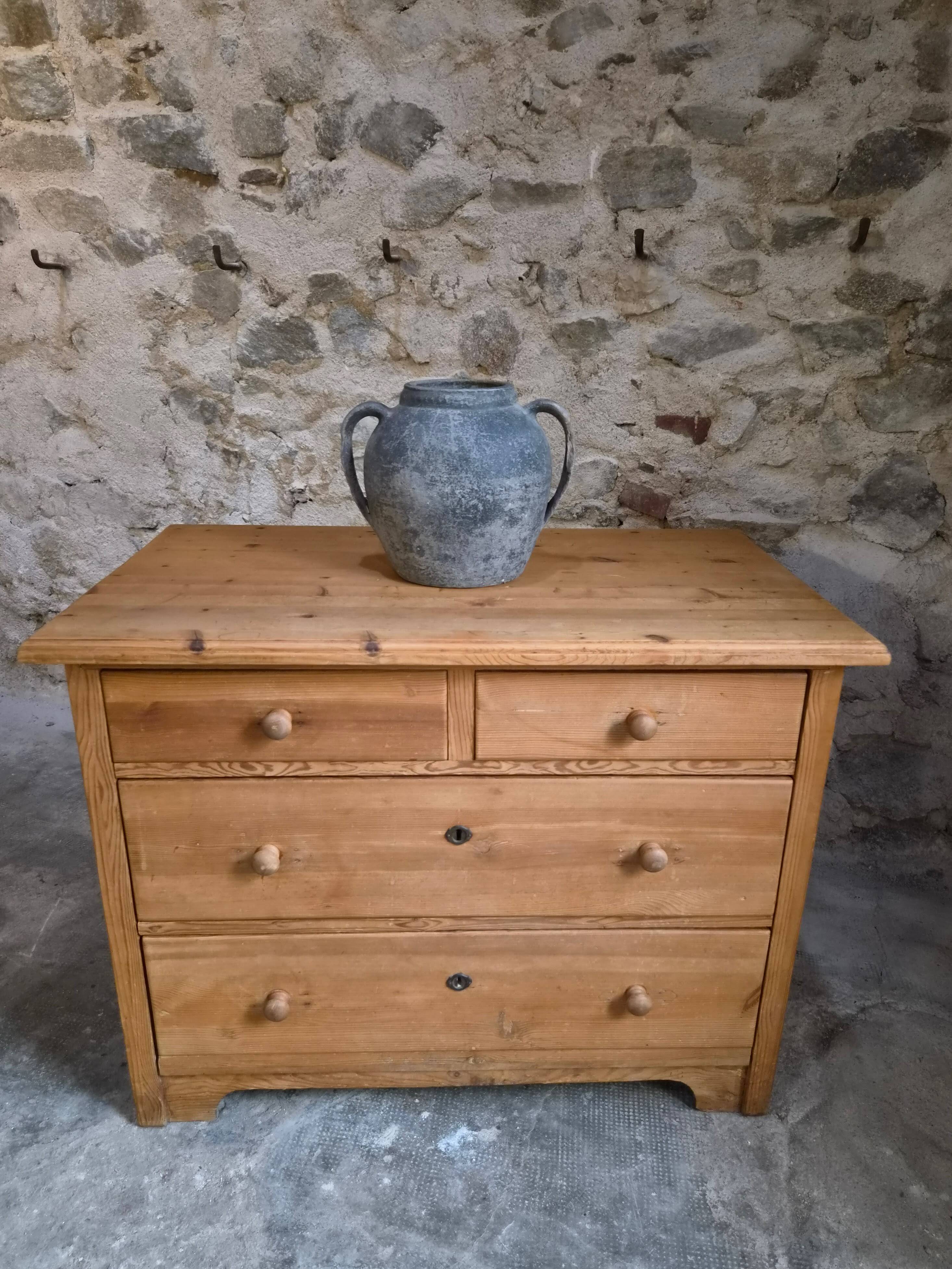 Commode ancienne rustique en pin, 4 tiroirs, vers 1880–1920
