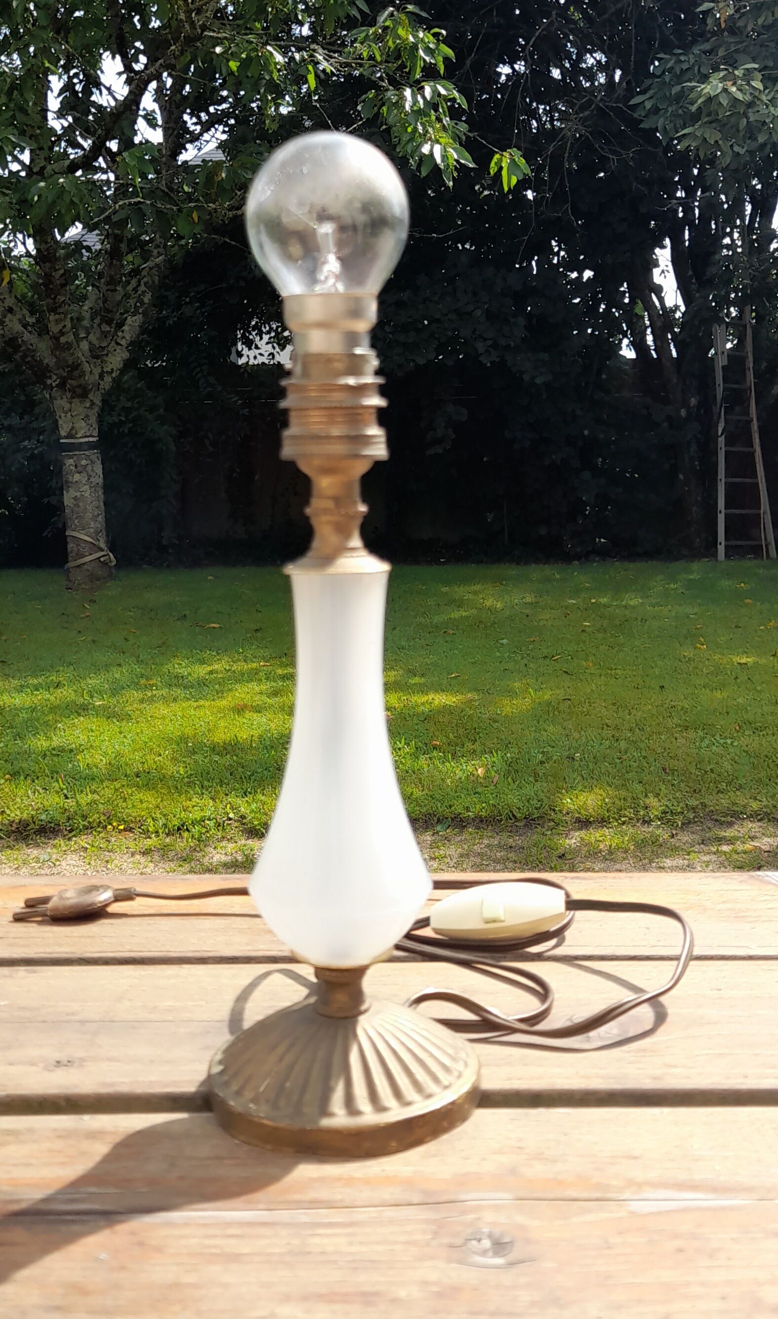 Old small lamp to put foot opaque glass, golden metal base