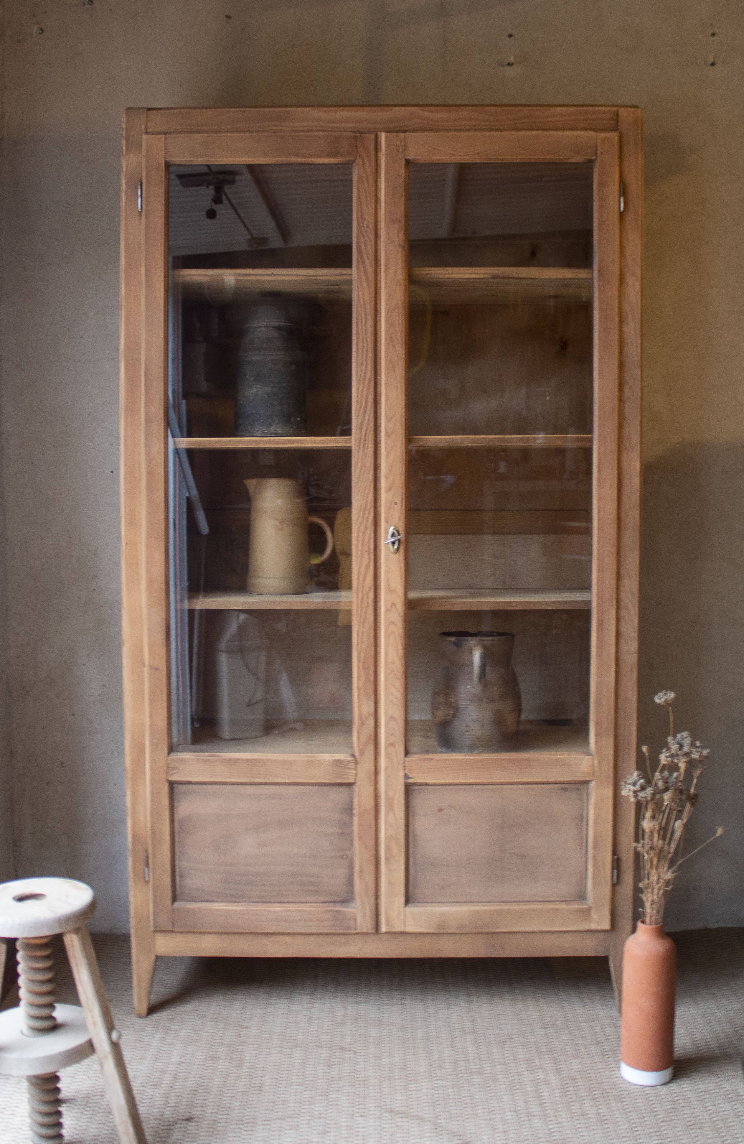 Armoire bibliotheque vitrée parisienne