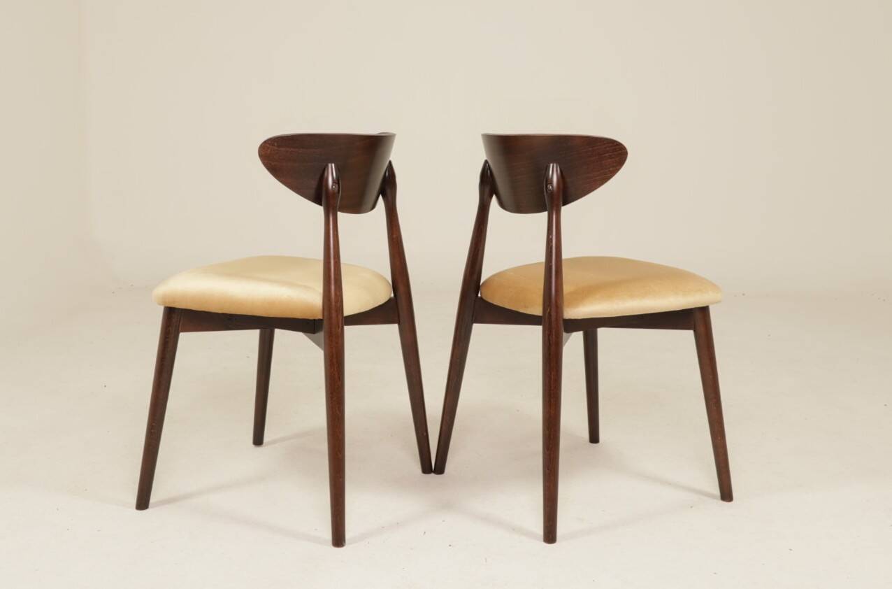 Une paire de chaises scandinaves en velours beige camel.