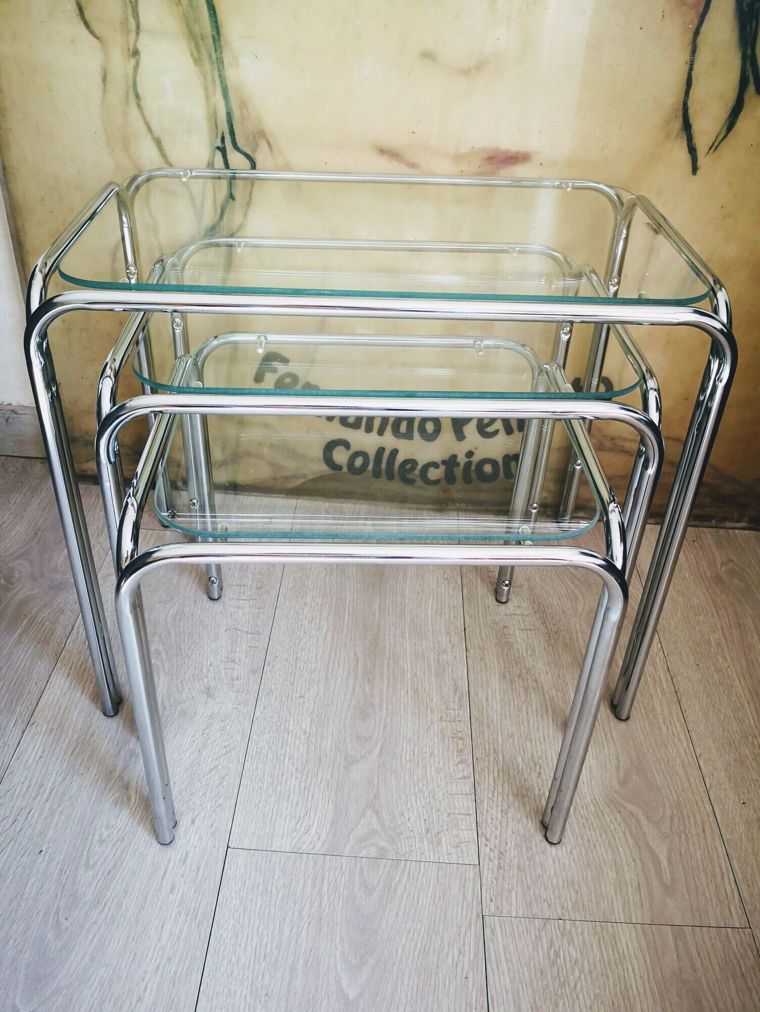 Trio de tables gigognes en métal et verre trempé