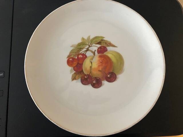 Arzberg porcelain plate + fruit