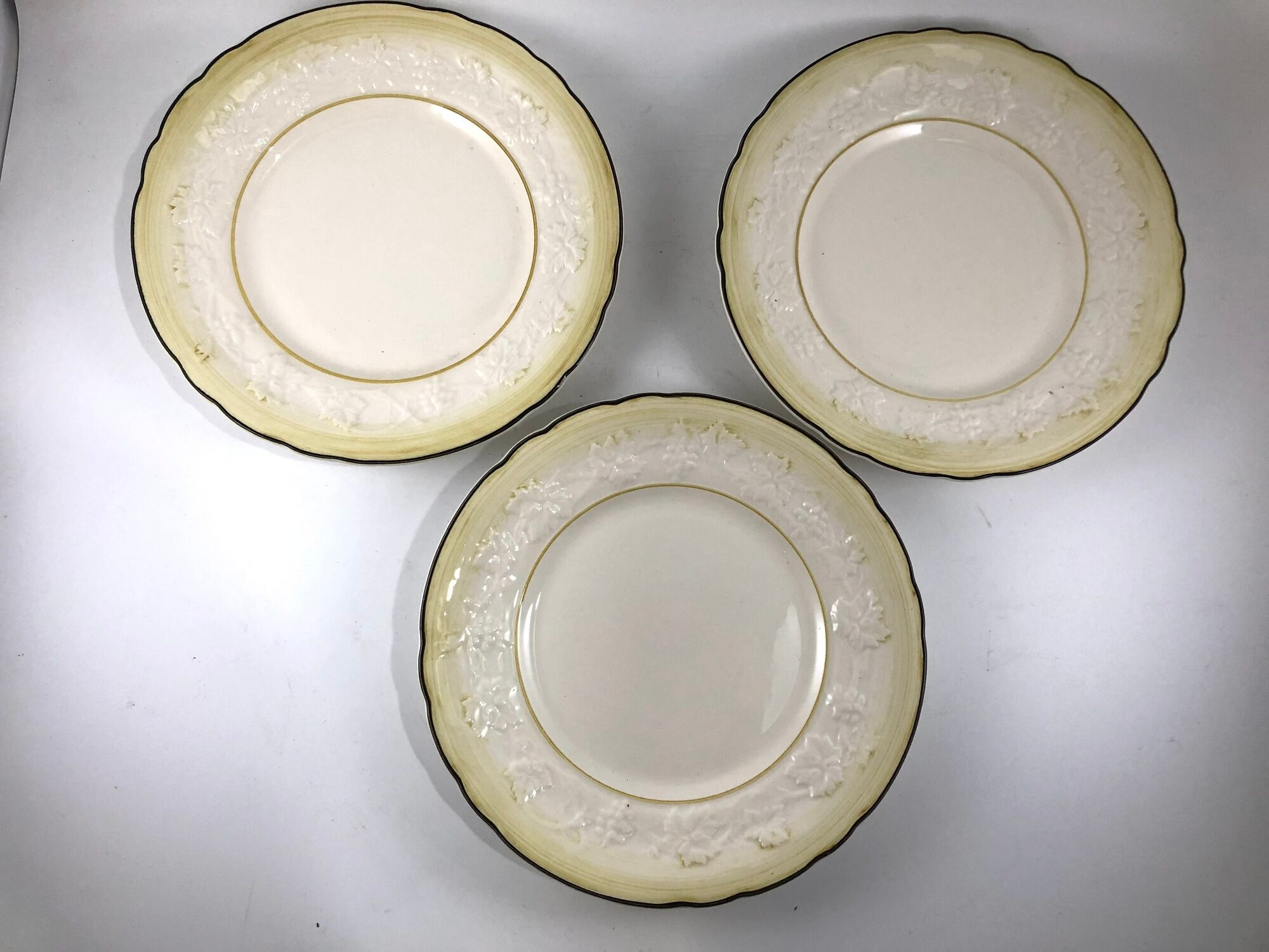 3 flat plates Gien white decorated with vine leaves and grapes