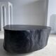 Table basse noire en bois massif